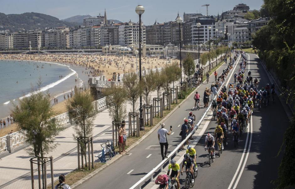 El pelotón de La Vuelta a su paso por la playa de la Concha en San Sebastián