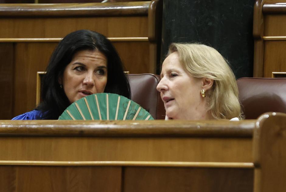 Las diputadas se abanican por el calor