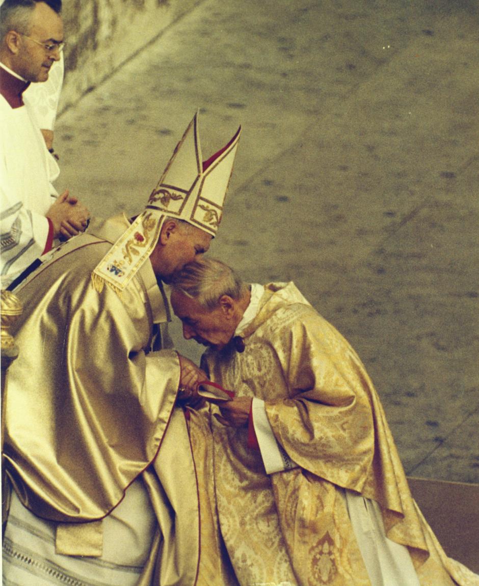 Primate of Poland, cardinal Stefan Wyszynski (R) pays homage to new Pope John Paul II (C) with Master of Pontifical Liturgical Celebrations, father Virgilio Noe (L) during the inauguration of Pope John Paul II ceremony at the St. Peter's Square in Vatican City, 22 October 1978. Polish-born Pope John Paul II celebrated his inauguration mass at the Vatican St. Peter's Basilica. The 68-year-old was elected the 264th pontiff of the Catholic Church - first Polish and non-Italian pope since the Dutch Pope Adrian VI who served from 1522 to 1523. PAP/ANDRZEJ KOSSOBUDZKI ORLOWSKI POLAND OUT | 
St. Peter's Square kneel Karol Wojtyla HUM religion hand mass kiss inauguration pontiff Vatican Primate of Poland John Paul II Virgilio Noe pay head Catholic Church Vatican City eph14 cardinal St. Peter's Basilica church Roman Catholic Stefan Wyszynski Master of Pontifical Liturgical Celebrations homage pope John Paul II basilica {EUROPHOTO} pay respect Holy Father celebration pope