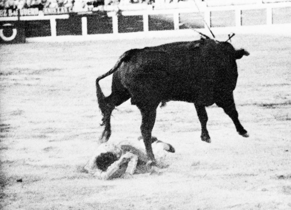 Manolete en el suelo tras ser cogido al entrar a matar por Islero