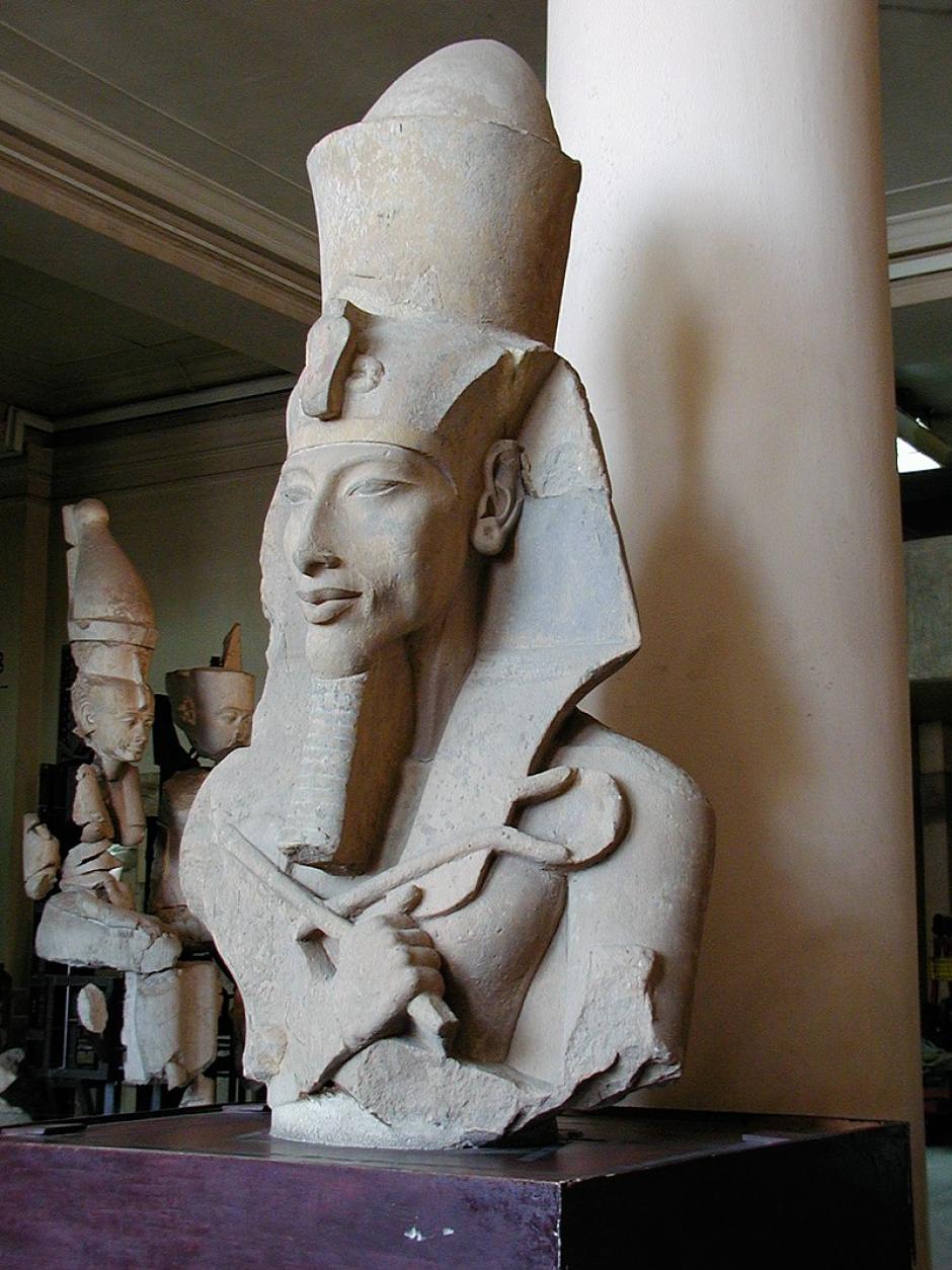 Estatua del faraón Akenatón