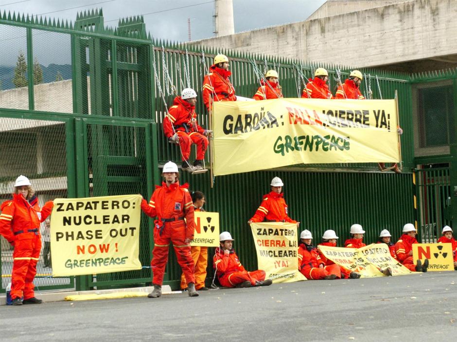 Activistas de Greenpeace exigen al presidente Zapatero que ponga en marcha su plan de cierre de centrales nucleares, en Garoña en 2004