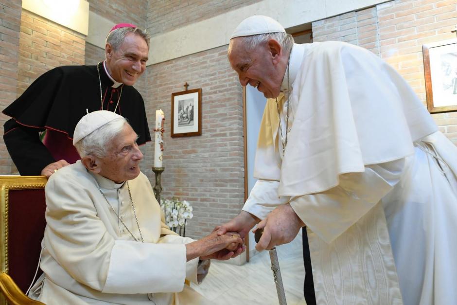 El Papa Francisco I saluda al Papa Emérito Benedicto XVI, tras el nombramiento de 20 nuevos cardenales