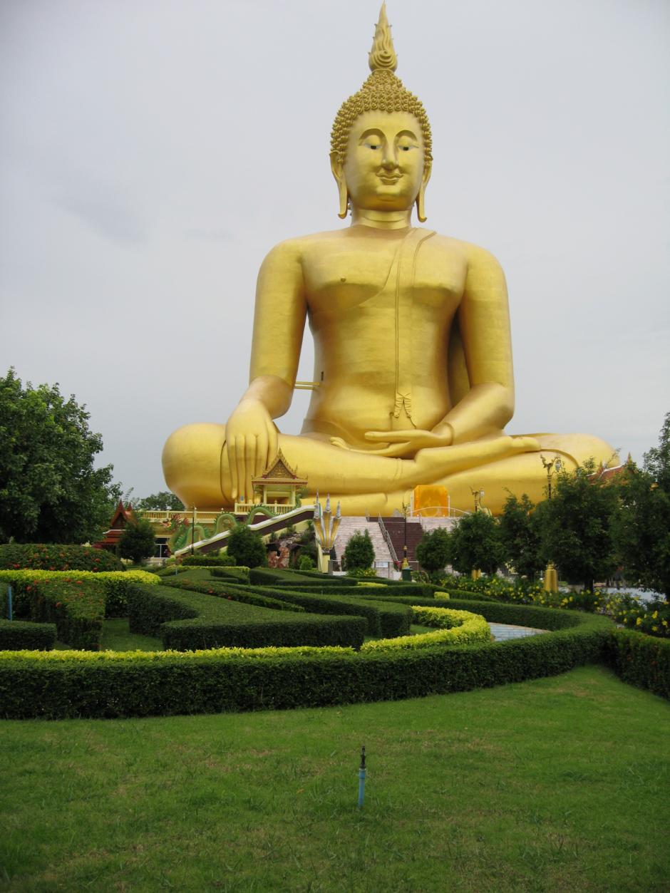 El Gran Buda de Tailandia (en tailandés: พระพุทธมหานวมินทรศากยมุนีศรีวิเศษชัยชาญ) También conocida como el "Gran Buda", "Phra Buda Maha Nawamin" y "Mahaminh Sakayamunee Visejchaicharn", es la estatua más alta de Tailandia, y la novena más alta del mundo.

Ubicada en el monasterio de Wat Muang en la provincia de Ang Thong,1​ esta estatua se eleva hasta 92 m (300 pies) de altura, y es de 63 m (210 pies) de ancho. La construcción comenzó en 1990 y se terminó en 2008. Está pintado de oro y esta hecha de cemento