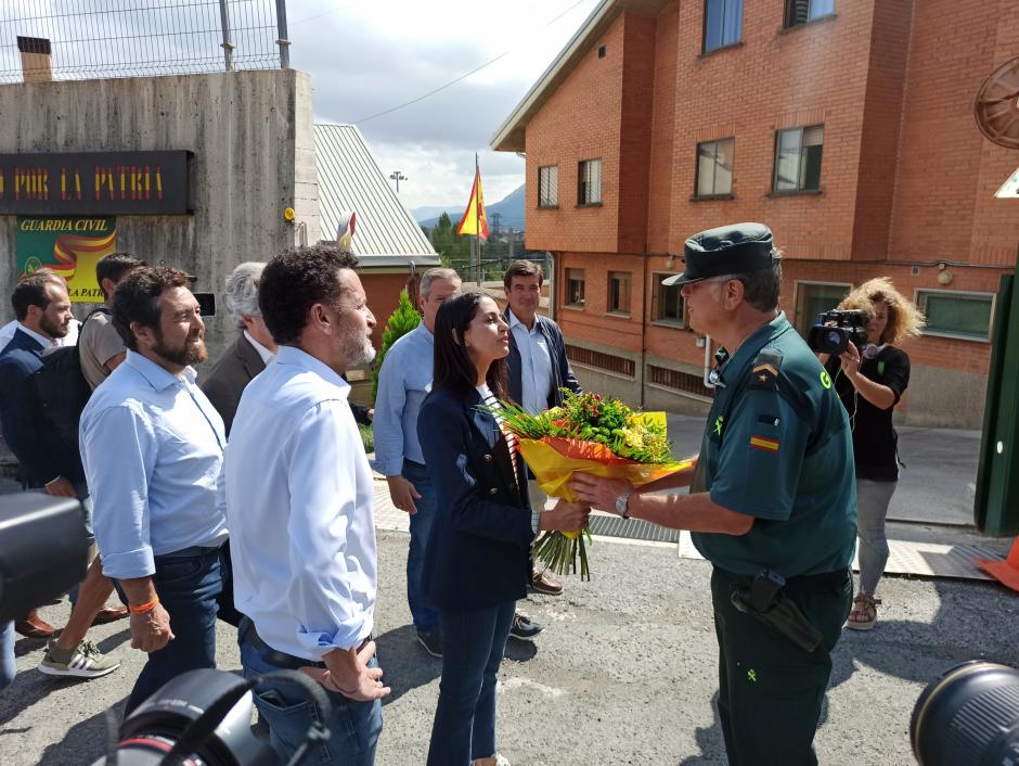 Inés Arrimadas ha entregado un ramo de flores a los guardias civiles de Alsasua
