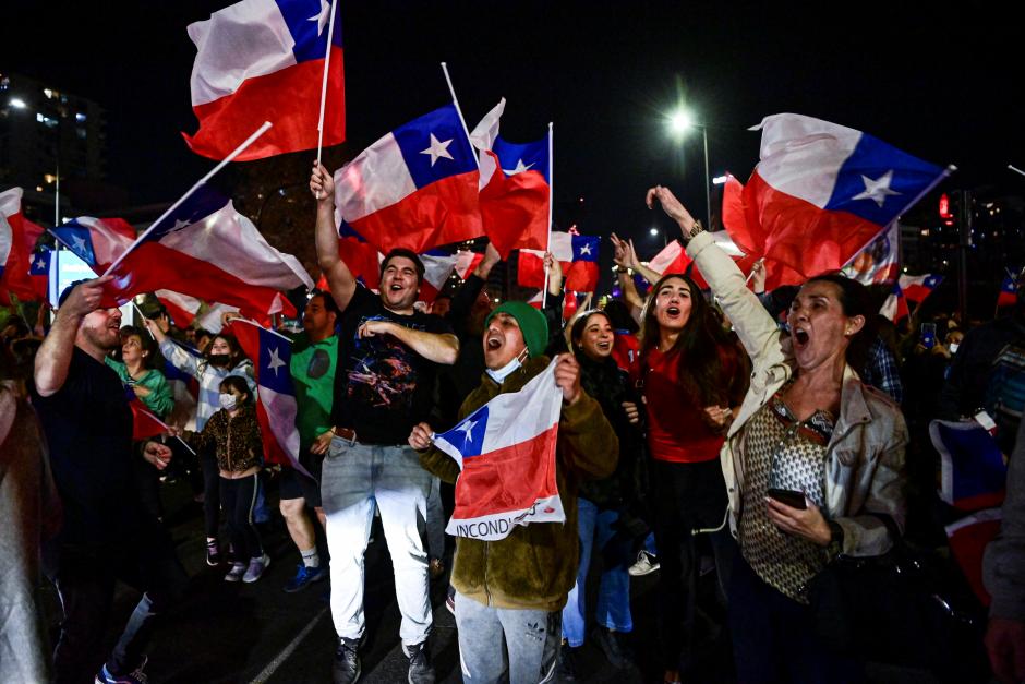 Un grupo de chilenos celebrando el triunfo del rechazo al texto de nueva Constitución propuesta por la izquierda chilena
