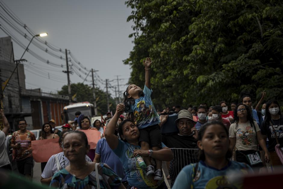 BRA01. MANAOS (BRASIL), 05/09/22.- Representantes de movimientos sociales, indígenas y grupos religiosos vinculados a la Iglesia Católica marchan para exigir el fin de la impunidad contra las agresiones que atribuyen a las "amenazas" del Gobierno de Jair Bolsonaro hoy, en Manaos (Brasil). íderes indígenas y representantes de otras minorías sociales marcharon este lunes, Día de la Amazonía, en la ciudad brasileña Manaos para exigir el fin de la impunidad contra las agresiones que atribuyen a las "amenazas" del Gobierno de Jair Bolsonaro, cuando faltan 27 días para las elecciones. La manifestación, prevista también en otras ciudades del país, coincidió también con el Grito de los Excluidos, que organiza la Iglesia católica desde 1995 en defensa de las minorías para contraprogramar las fiestas por la Independencia de Brasil, de la que se cumplirán 200 años este miércoles. EFE/ Raphael Alves