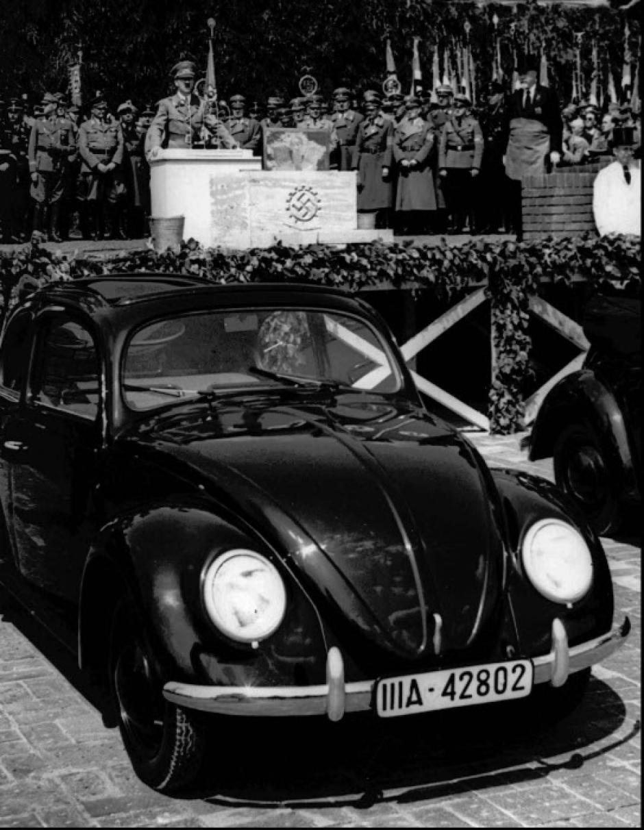 Adolf Hitler en la ceremonia de apertura de la fábrica de coches de Volkswagen