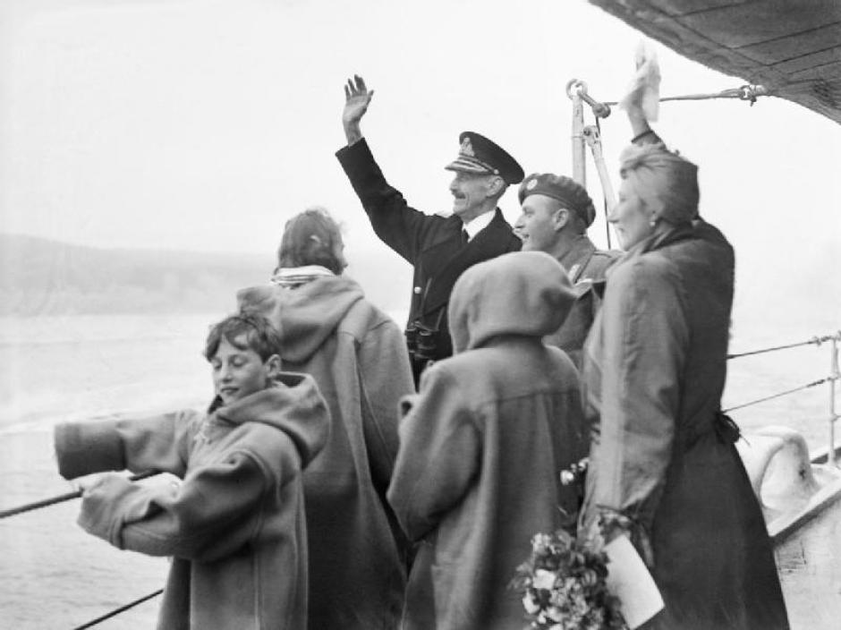 La Familia Real de Noruega saludando a la multitud que les dio la bienvenida desde el HMS  Norfolk en Oslo , junio de 1945