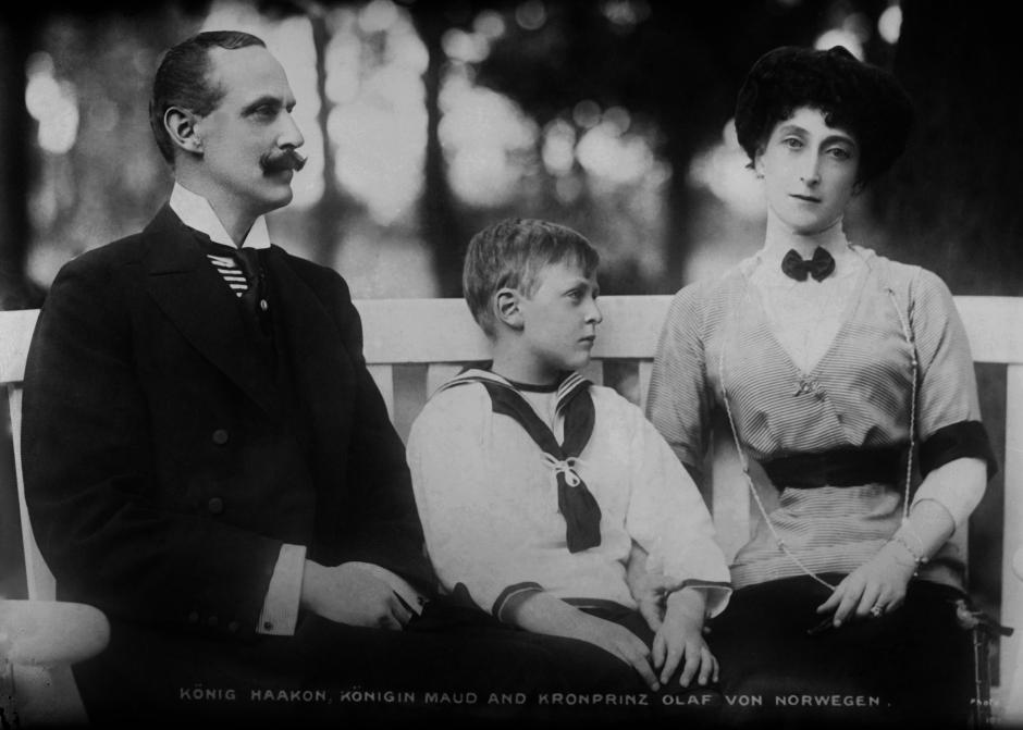 El Rey Haakon VII, el príncipe heredero Olav y la Reina Maud, el 17 de julio de 1913 en Noruega