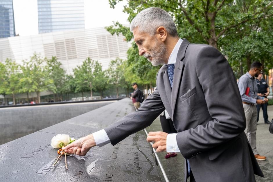 El ministro del Interior durante su visita al Memorial del 11-S