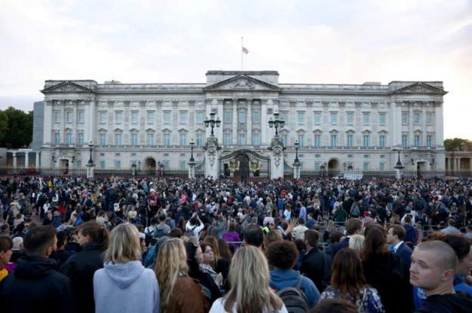 Multitudes de personas se han reunido esta noche frente al Palacio de Buckingham