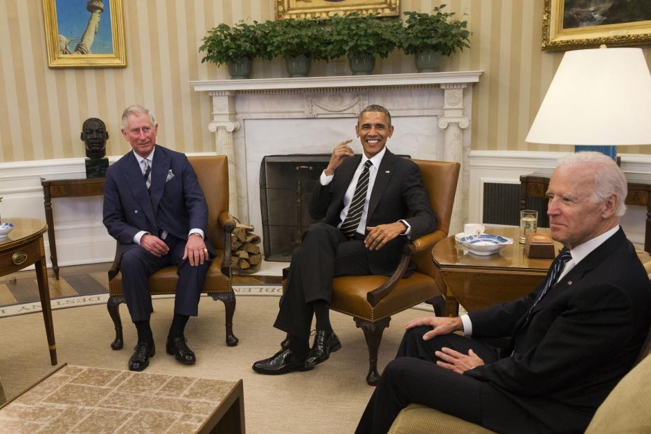 El entonces príncipe Carlos, el expresidente Barack Obama y el presidente Joe Biden