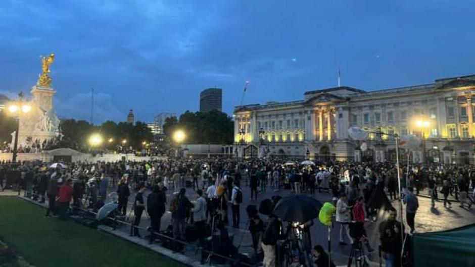 Miles de personas han llegado a los exteriores del Palacio de Buckingham
