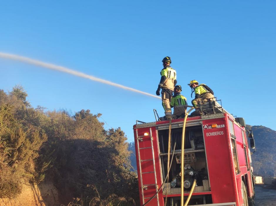 En la extinción del fuego han participado todos los bomberos de la ciudad autónoma de Ceuta