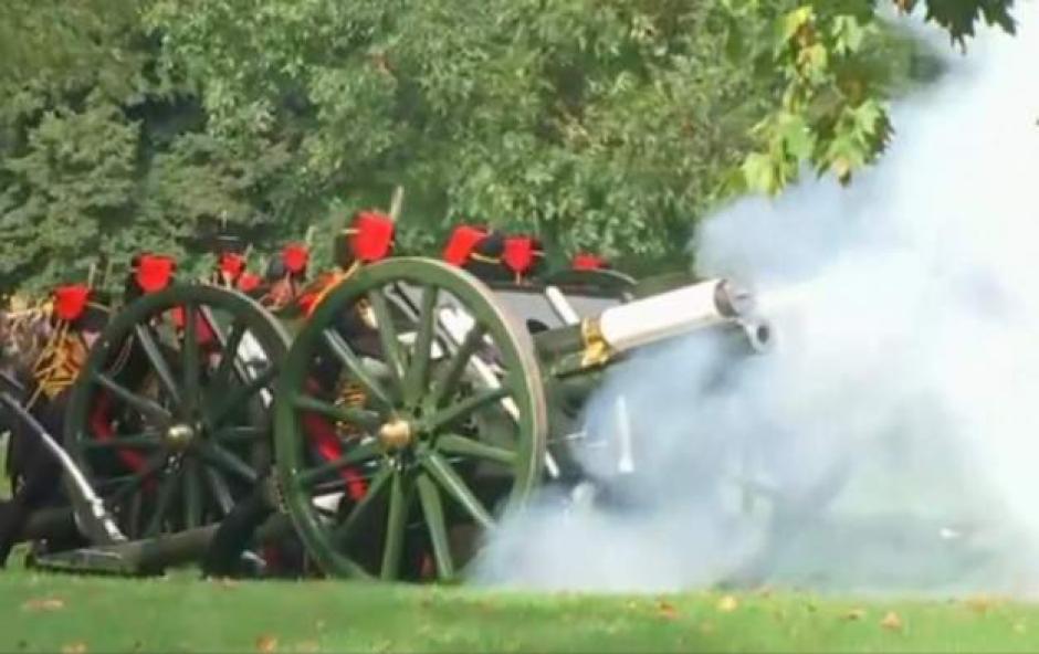 Disparan salvas de cañón en Reino Unido en honor a la Reina Isabel II
