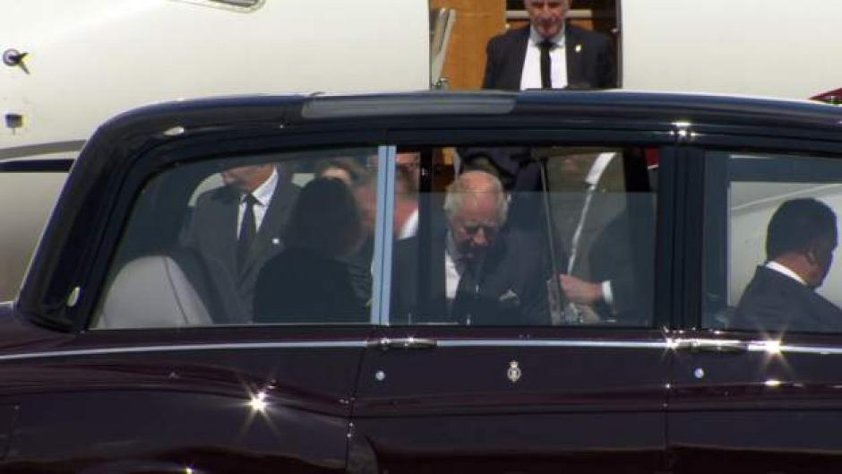 Rey Carlos III abordando el coche que lo trasladará al Palacio de Buckingham