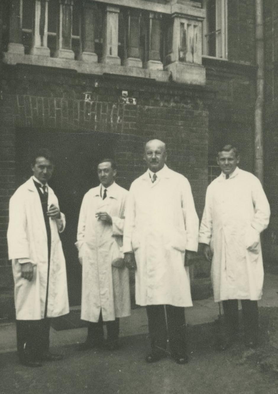 Edmund Wojtyla, a la derecha del todo, junto con otros médicos