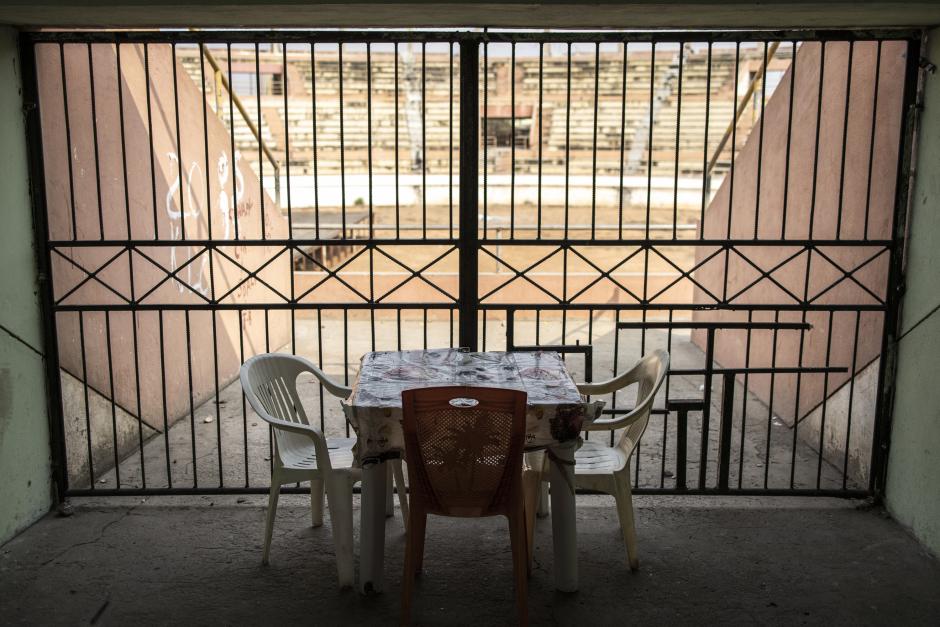 Una mesa en el interior de la Plaza de Toros de Luanda