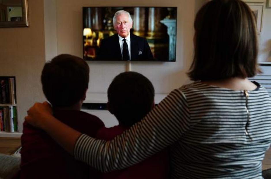 Una familia británica siguió por televisión el discurso del Rey Carlos III