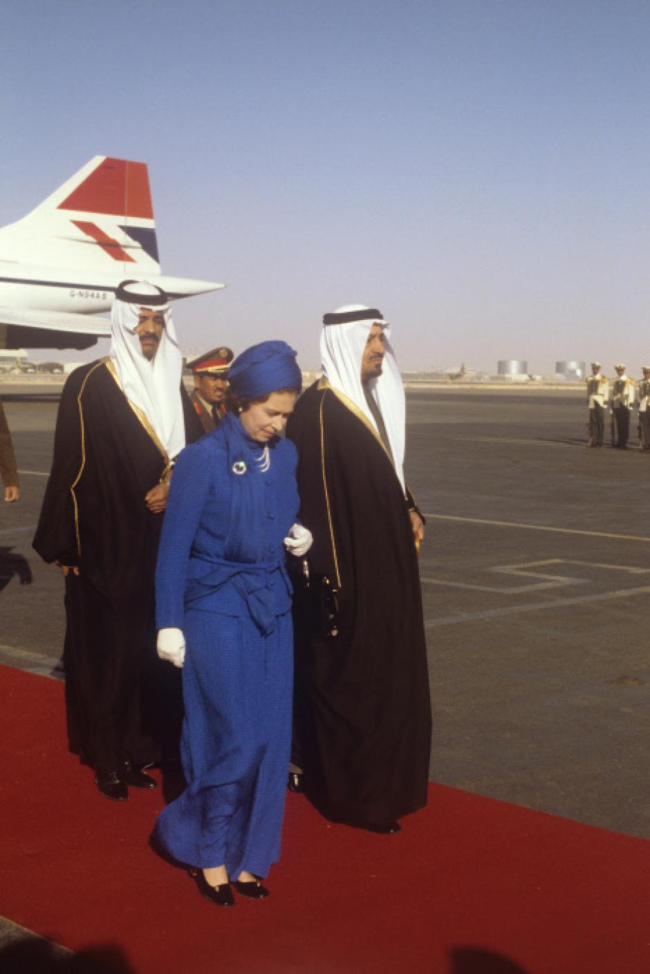 La Reina Isabel II caminando con el Rey Khalid en el aeropuerto de Riyadh al comienzo de su visita a Arabia Saudita