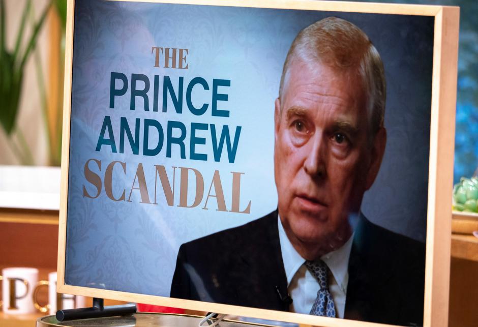 el príncipe Andrés se ha retirado de los deberes reales pocos días después de su polémica entrevista en Newsnight