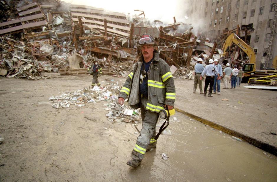 Un bombero acude a ayudar en las labores de rescate tras derrumbarse las Torres Gemelas de Nueva York