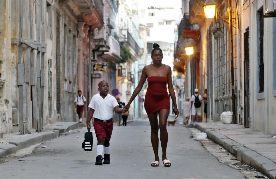Estudiantes se dirigen a la escuela acompañados en La Habana, Cuba