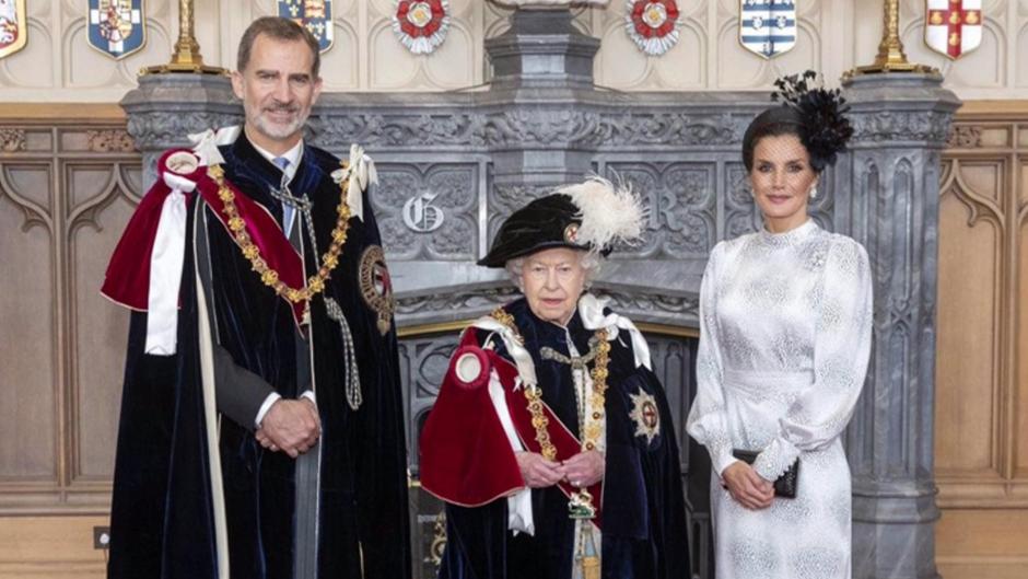 El Rey Felipe VI, la Reina Isabel II y la Reina Letizia en una foto posterior a la ceremonia de investidura de Don Felipe como Caballero de la Muy Noble Orden de la Jarretera,