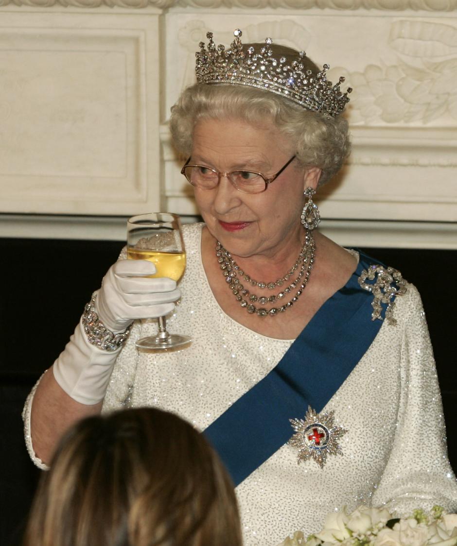 Queen Elizabeth II raises her glass after making a toast during a statedinner at the White House on Monday, May 7, 2007 in Washington.
