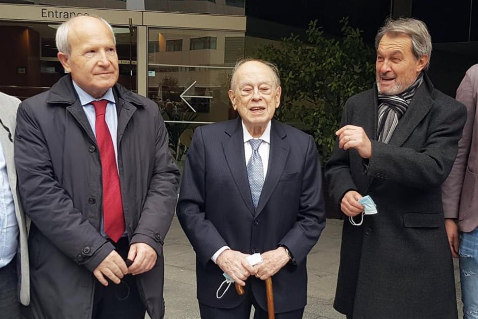Los expresidentes de la Generalitat, José Montilla (i), Jordi Pujol (c) y Artur Mas (d), a su llegada al acto en el que los Mossos d'Esquadra