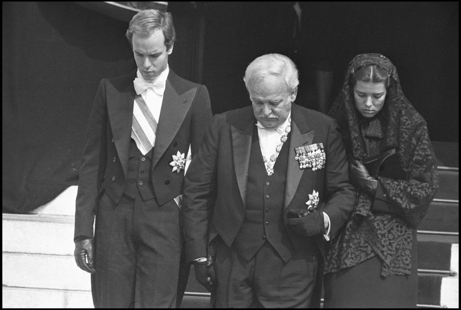 La imagen de Rainiero en el funeral de la Princesa junto a dos de sus hijos dio la vuelta al mundo