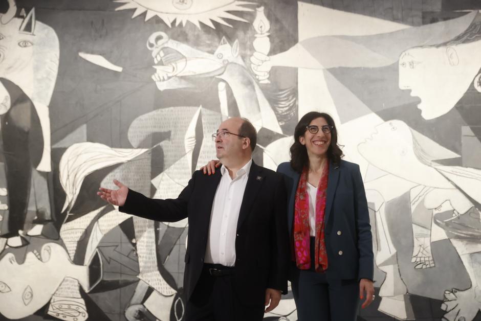 El ministro de Cultura, Miquel Iceta, junto a la ministra de Cultura de Francia, Rima Abdul Malak, posan ante el "Guernica" durante la presentación de los actos conmemorativos del "Año Picasso"