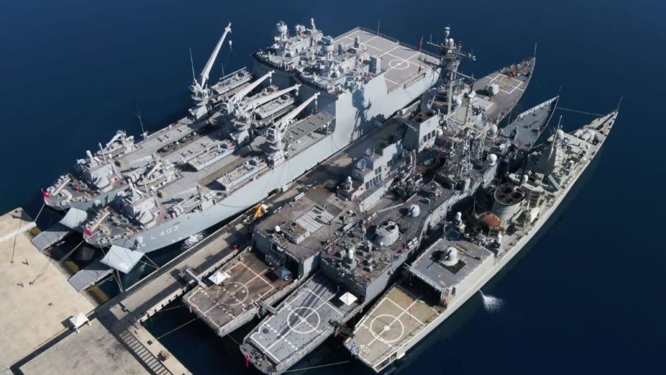 Imagen aérea de algunos de los barcos que participan en el ejercicio de la OTAN, atracados en la base turca de