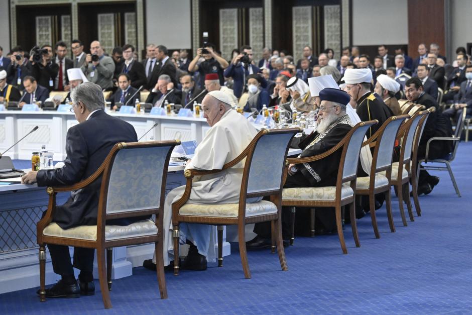 El Papa Francisco durante la sesión plenaria del congreso, rodeado por el rabino sefardí de Jerusalén, el presidente de Kazajistán