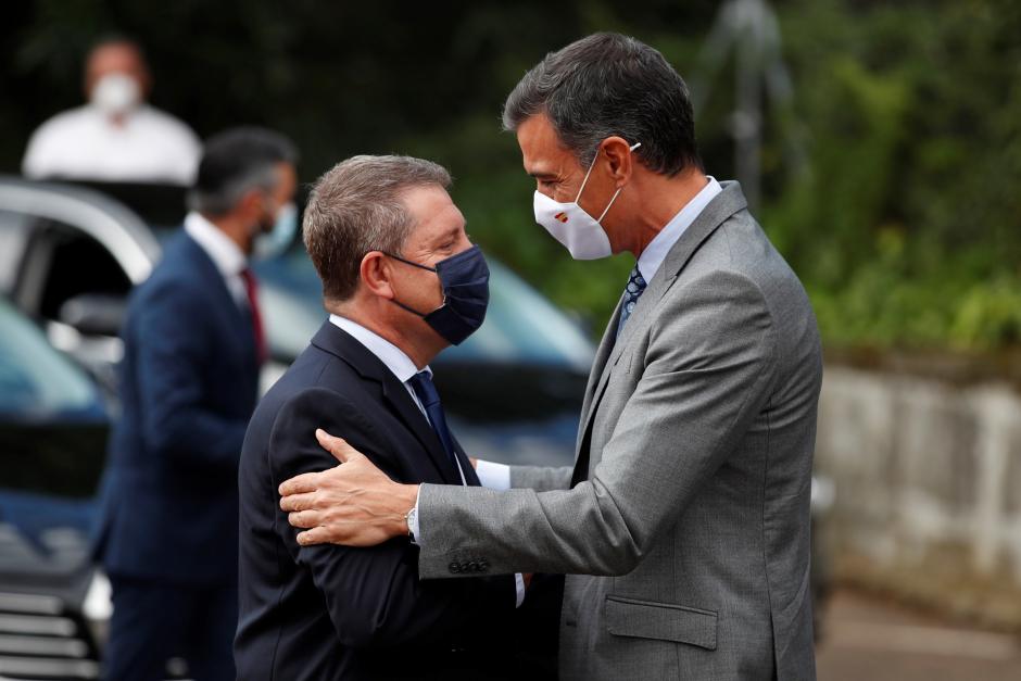 El presidente del Gobierno de España, Pedro Sánchez, saluda al presidente de Castilla-La Mancha, Emiliano García-Page