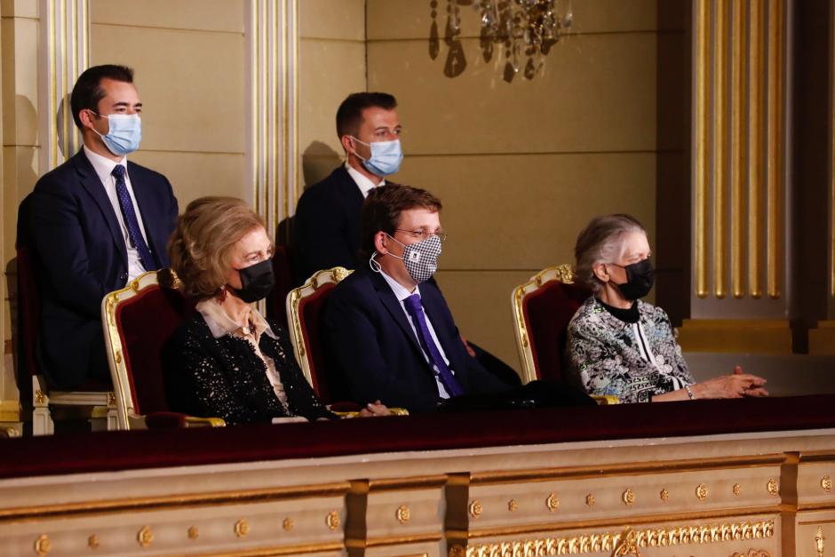 La reina emérita Doña Sofia junto al alcalde de Madrid José Luis Martínez Almeida