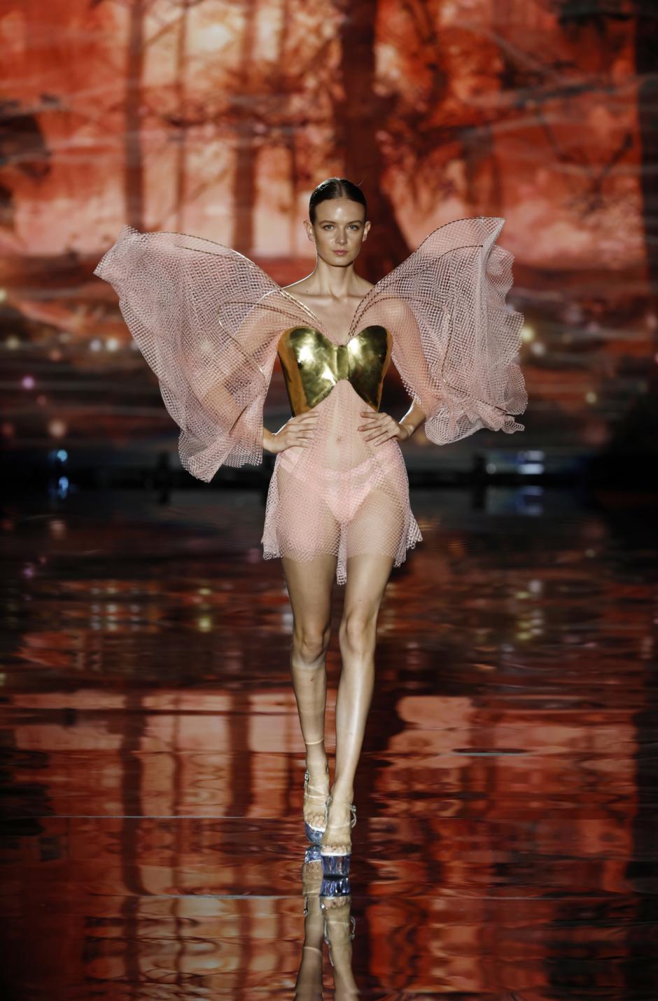 U517856  A model wears at collection runway a creation from “ Andres Sarda “ during Pasarela Cibeles Mercedes-Benz Fashion Week Madrid 2022 in Madrid, on 15 September 2022.