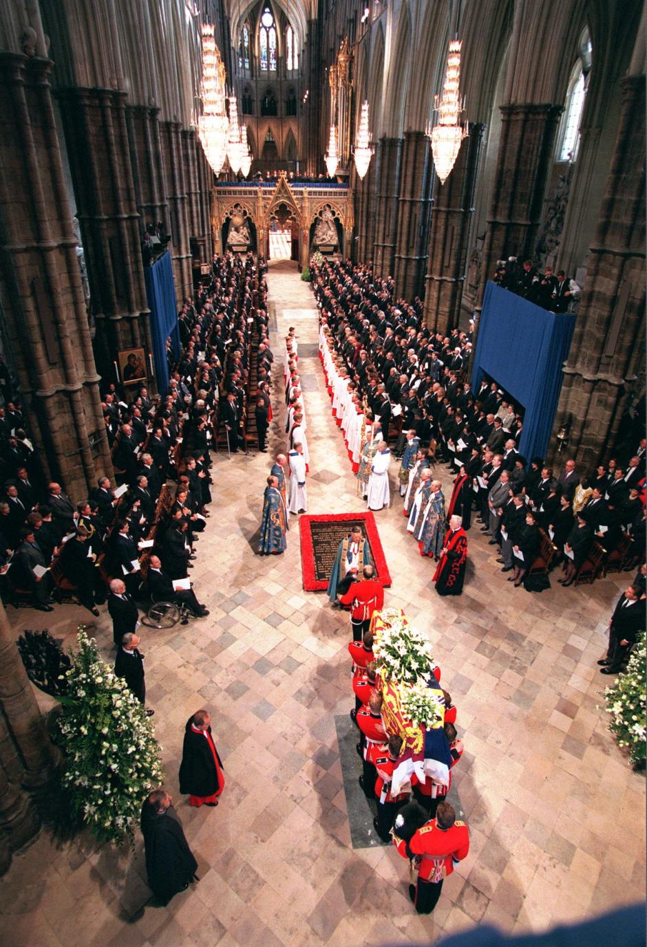 1997: el funeral de Diana - Isabel II fue muy criticada por su aparente frialdad tras la muerte de la princesa Diana en un accidente de coche en 1997 en París. Pese a los escándalos en su relación y su divorcio en 1996, el príncipe Carlos insistió para que su cuerpo fuera repatriado. Se le rindieran honores en la Abadía de Westminster el 6 de septiembre. Casi un millón de personas se agolparon en las calles de Londres y unos 2.500 millones siguieron el funeral por televisión. - 2002: el funeral de la reina madre - El funeral de la reina madre Isabel, el 9 de abril de 2002, marcó el fin de una era. A sus 101 años, fue la última emperatriz de la India. Más de 200.000 personas acudieron para presentar respetos ante su féretro. El fallecimiento de su madre, solo dos meses después del de su hermana Margarita, provocó un alud de mensajes de condolencias y simpatías hacia la reina, tras años de baja popularidad como consecuencia de su criticada reacción a la muerte de Diana.