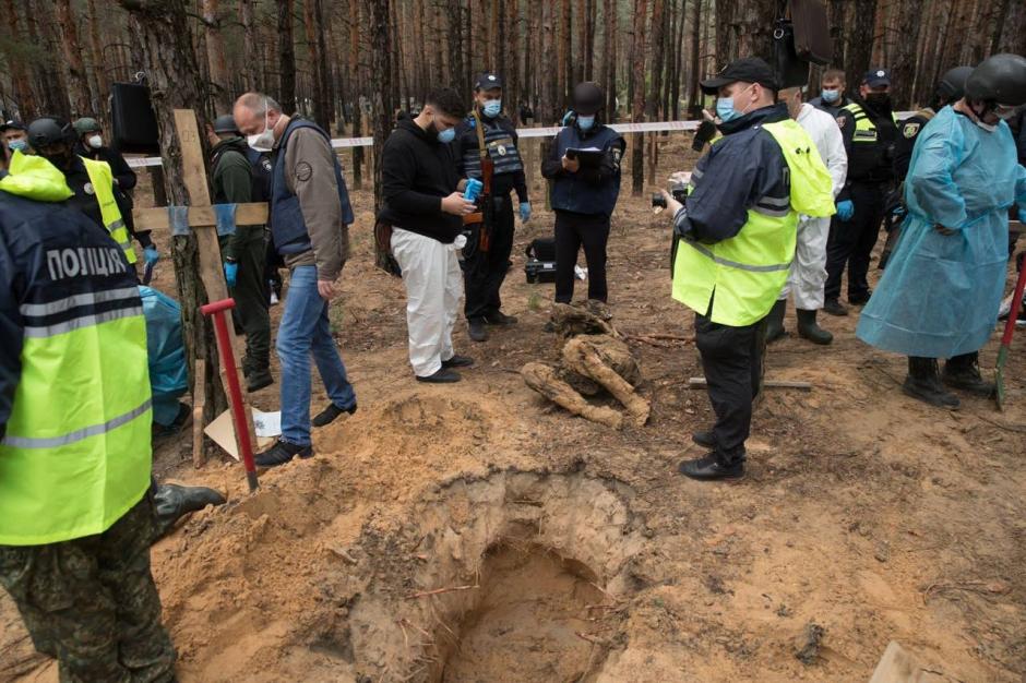 Uno de los cuerpos exhumados de una fosa común en Izium, Járkov