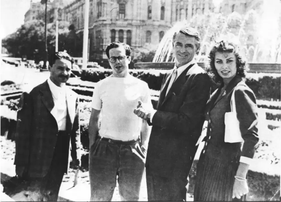 Desde la izquierda, el periodista Jaime Arias, Enrique Herreros, Cary Grant y Sophia Loren, un domingo ante La Cibeles durante el rodaje de 'Orgullo y pasión"