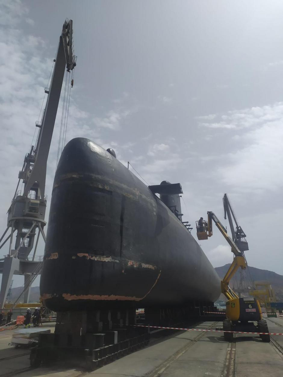 El submarino S-74 Tramontana subiendo al carenero para el periodo de mantenimiento