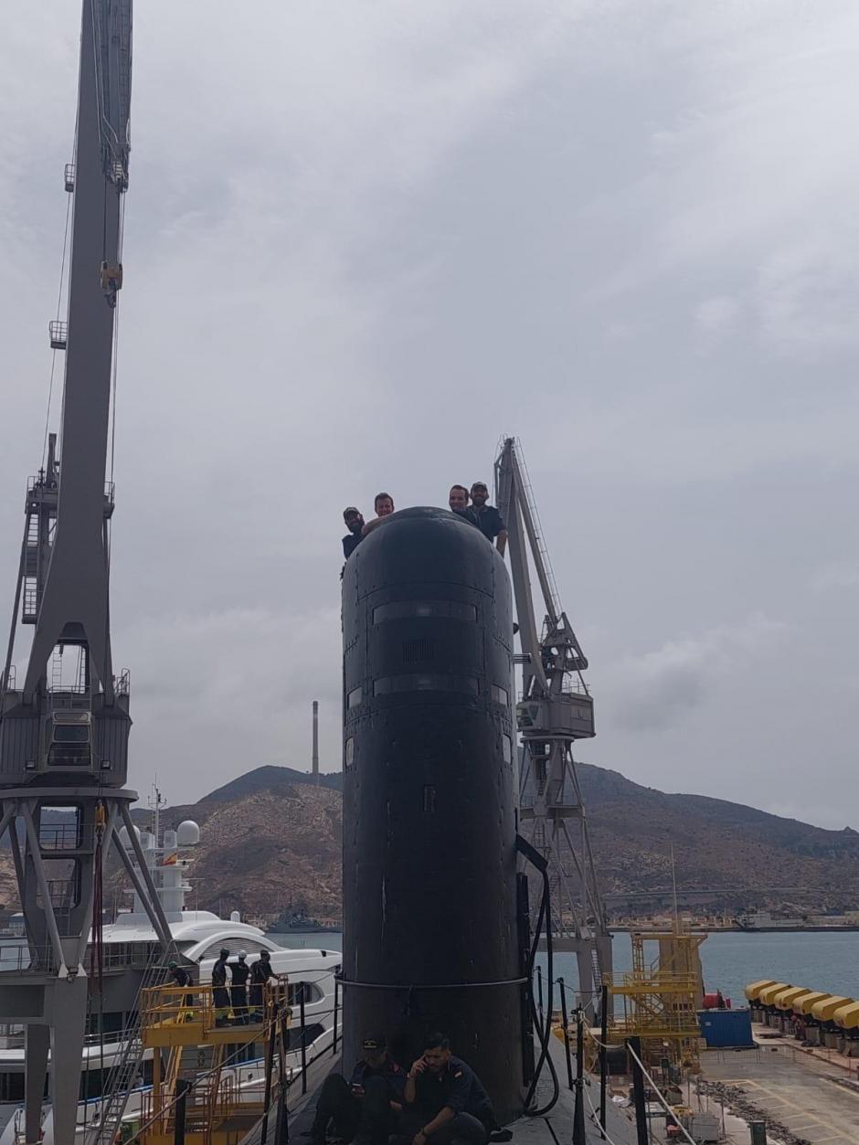 El submarino S-74 Tramontana subiendo al carenero para el periodo de mantenimiento