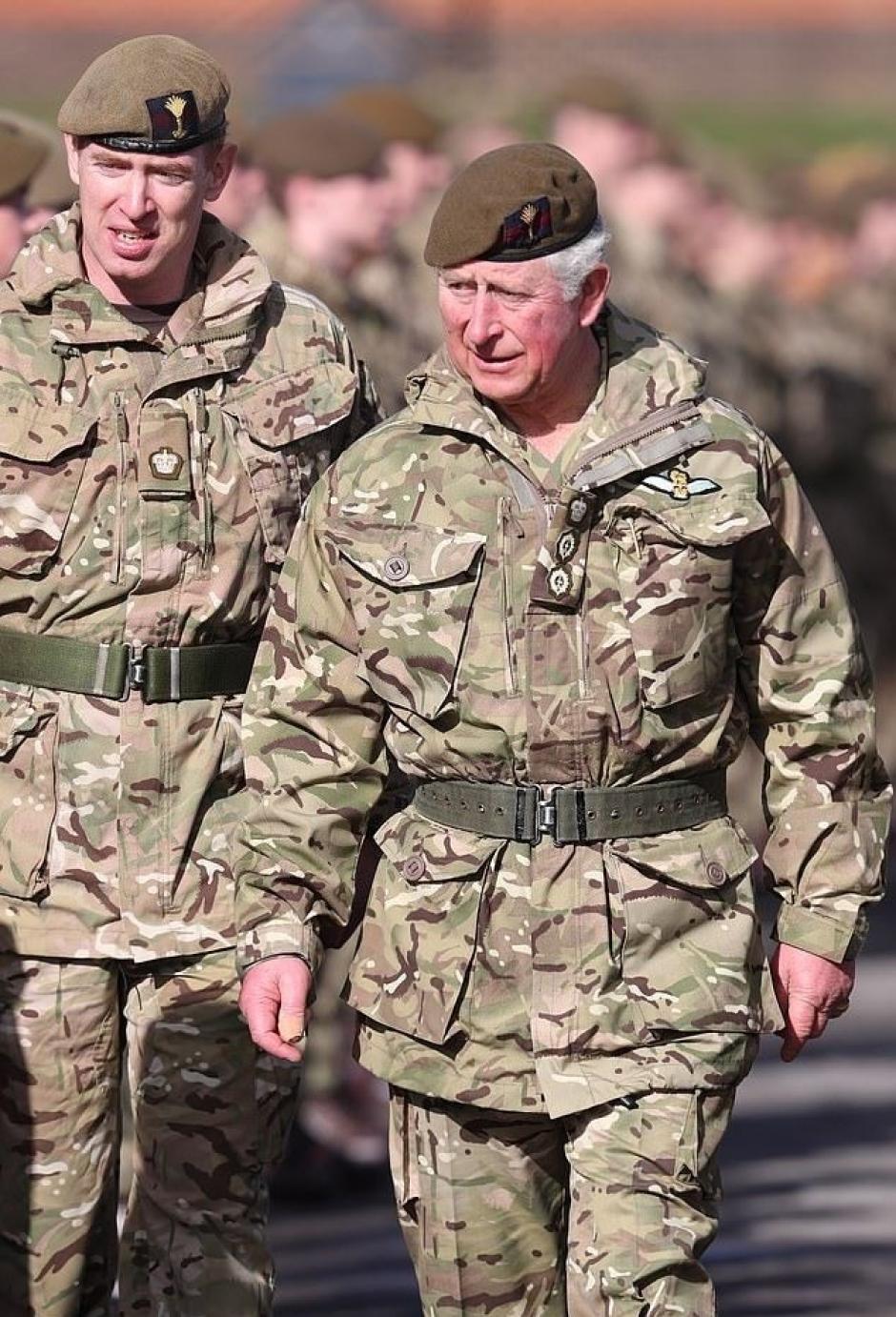 El entonces príncipe Carlos con uniforme de Ejército de Tierra