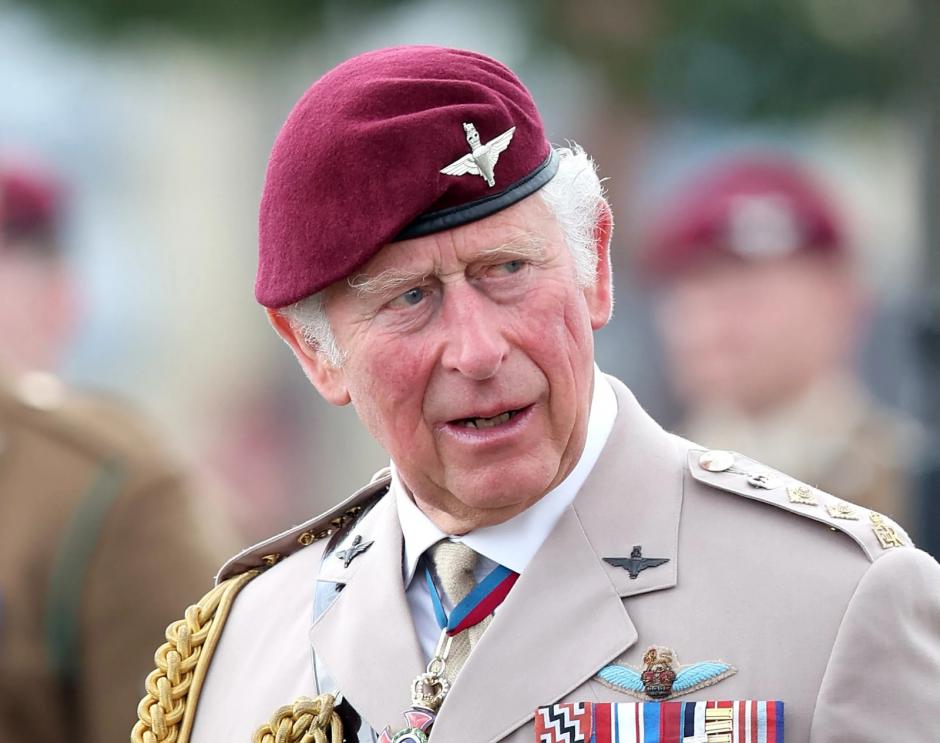 El entonces príncipe Carlos con uniforme de paracaidista de diario.