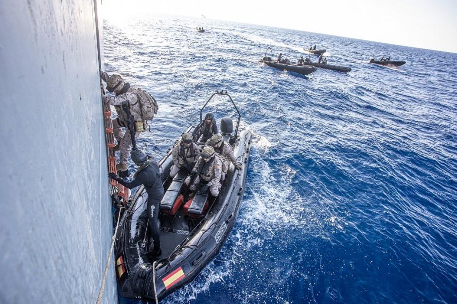 La 5ª Compañía del Segundo Batallón de Desembarco de la Brigada de Infantería de Marina "Tercio de Armada" embarca en las embarcaciones de asalto del Grupo de Movilidad Anfibia