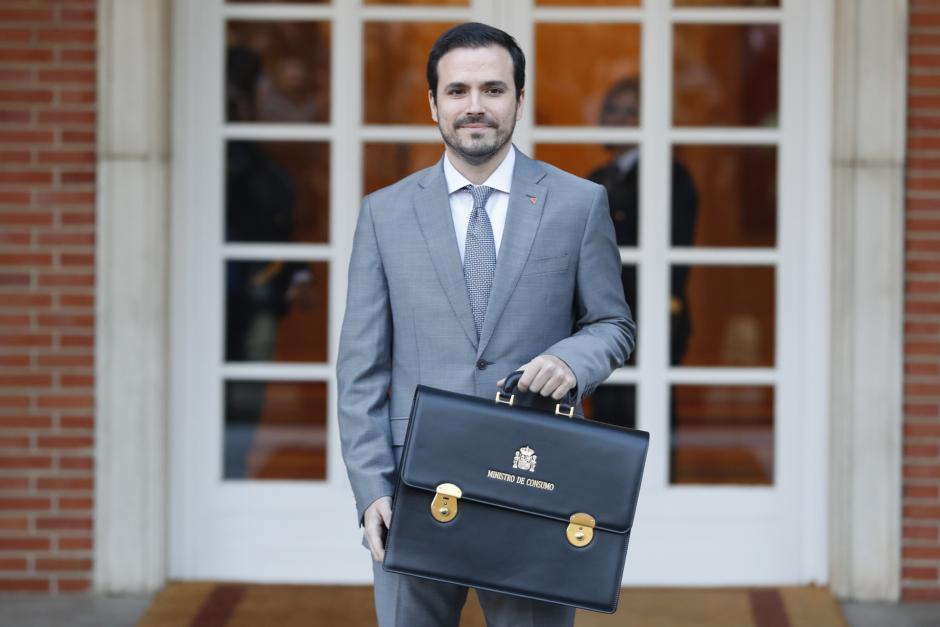El ministro de Consumo, Alberto Garzón, posa con su cartera ministerial ante el Palacio de la Moncloa en 2020