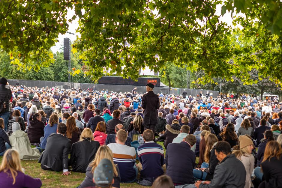 Una multitud de miles de personas se reúne en Hyde Park para ver desde las pantallas el funeral de la Reina Isabel II