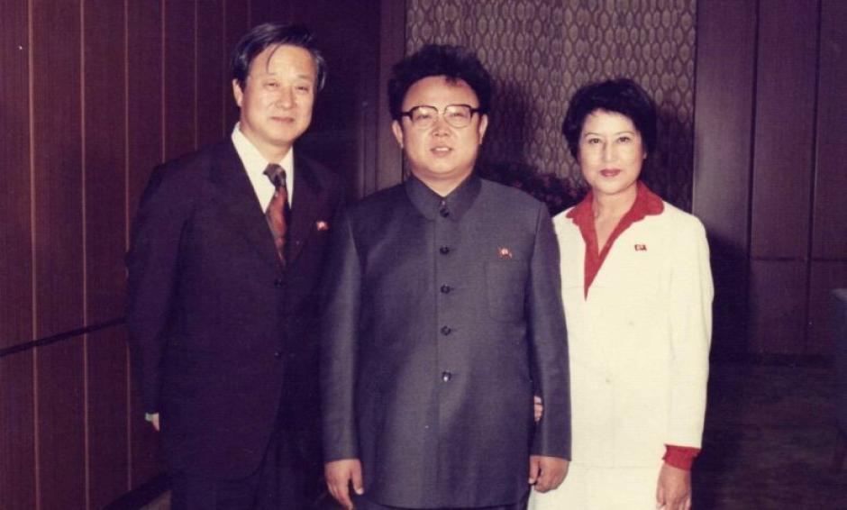El dictador Kim Jong-il junto al matrimonio de artistas surcoreanos, Shin Sang-ok y Choi Eun-hee