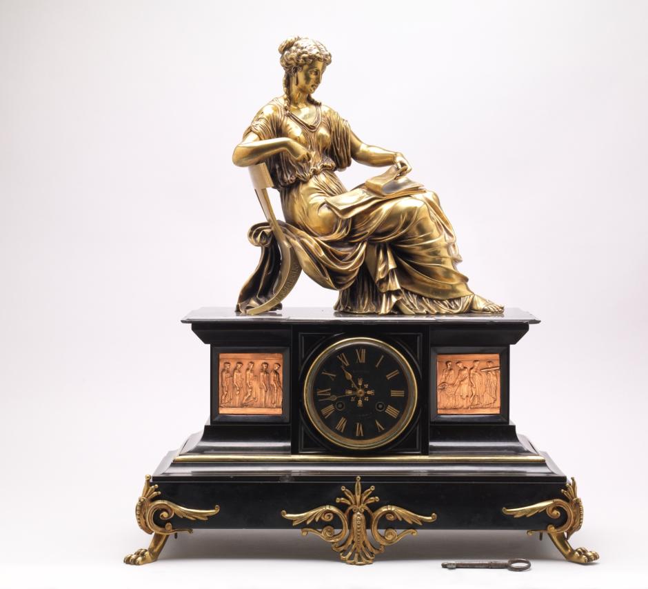 'Reloj de pie con figura de bronce y números romanos'